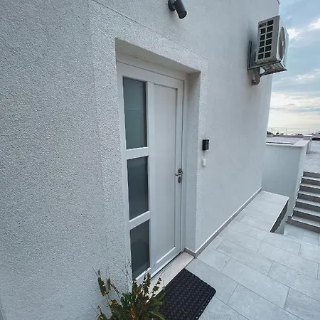 Apt. 2, Marghareta Lägenhet *